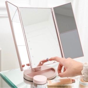 Monat LED Tri-Fold lighted Mirror Magic